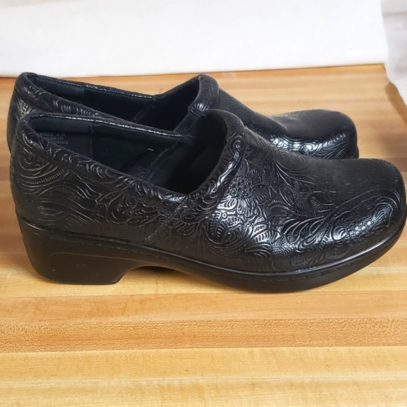 yuu bethanee slip on